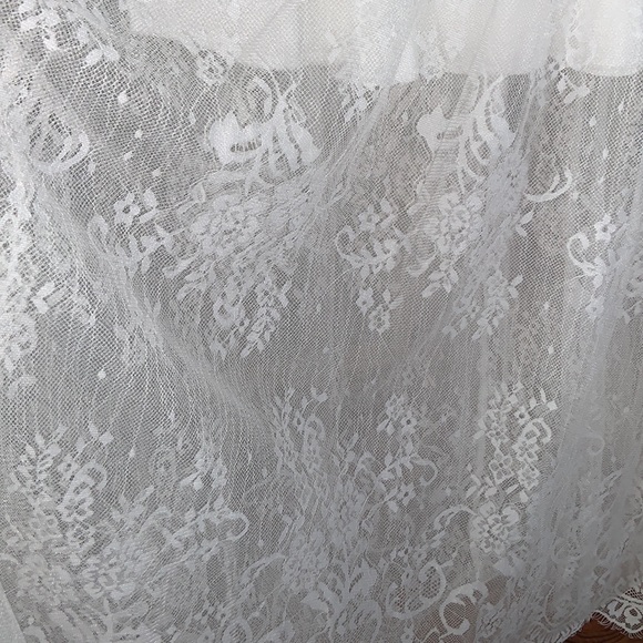 Jianshan maxi dress. White Tulle and Lace with 3D butterfly lace detail. Size 8 - Picture 7 of 9